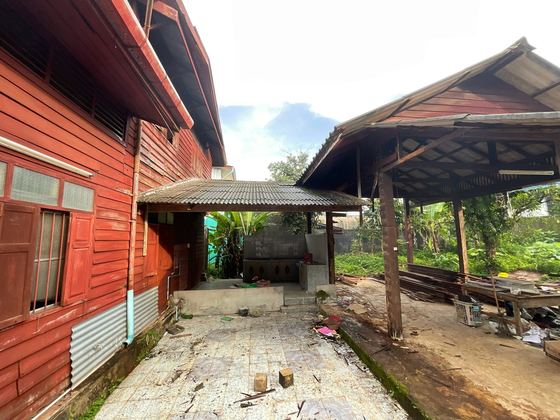ทางเดินข้างบ้านไม้สีแดง / Side path along the red wooden house