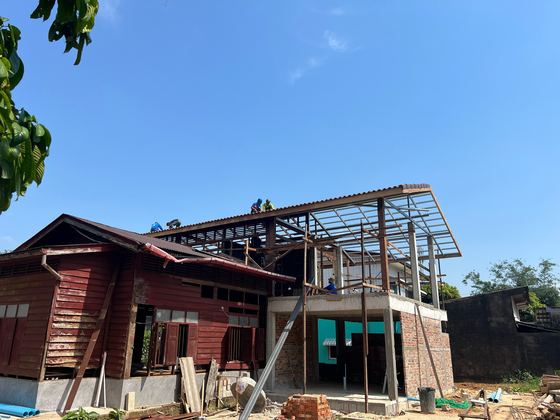 โครงหลังคาใหม่ขึ้นบนบ้าน / New roof frame going up