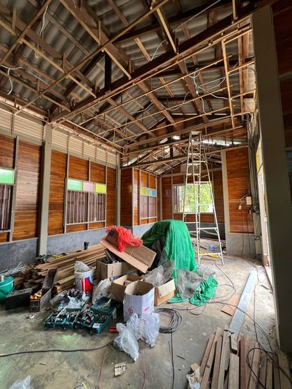 โครงหลังคาด้านในระหว่างซ่อม / Roof frame during repair