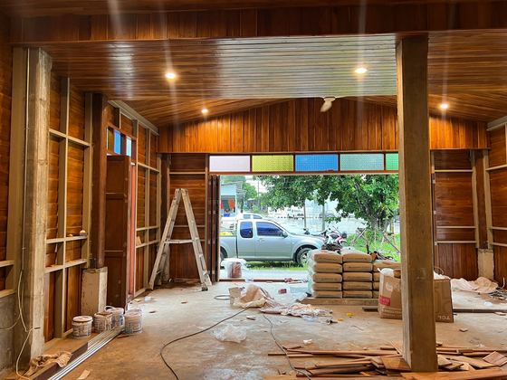 งานผนังและฝ้าไม้ด้านในระหว่างซ่อม / Wooden walls and ceiling inside during repair