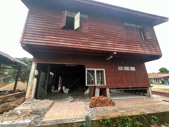 ชั้นล่างของบ้านเปิดโล่งระหว่างรื้อ / Ground floor opened up