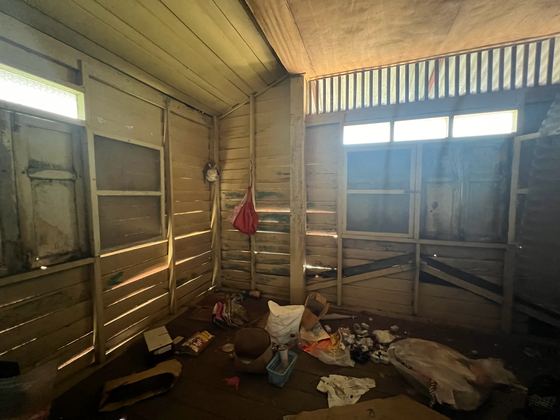 ห้องไม้ด้านในที่ถูกทิ้งร้าง / An abandoned room inside