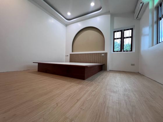 ห้องนอนสีขาวบิวท์อินที่เสร็จแล้ว / The finished built-in white bedroom