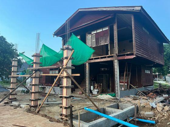 ค้ำยันบ้านระหว่างซ่อมโครงสร้าง / The house propped up during structural repair