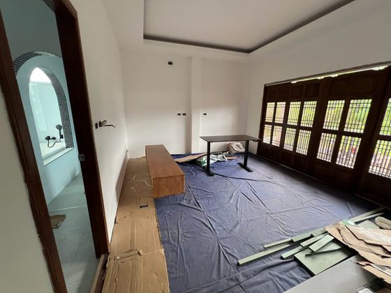 ห้องสีขาวระหว่างติดตั้ง / The white room being fitted