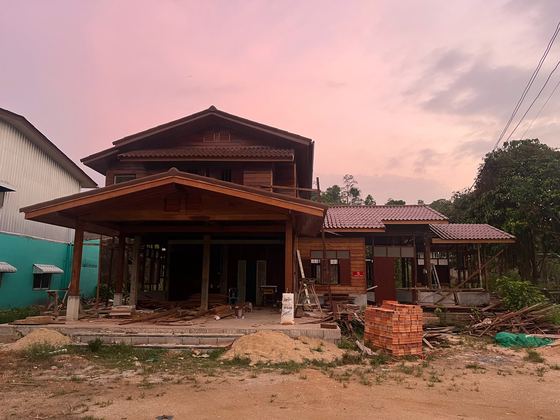 บ้านระหว่างก่อสร้างยามเย็น / The house under construction at dusk