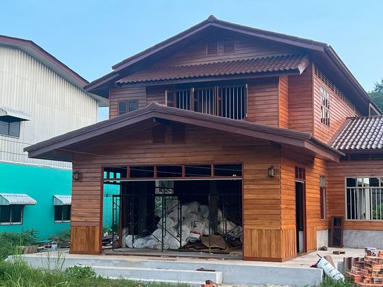หน้าบ้านไม้ที่ซ่อมเสร็จ / The repaired front of the house