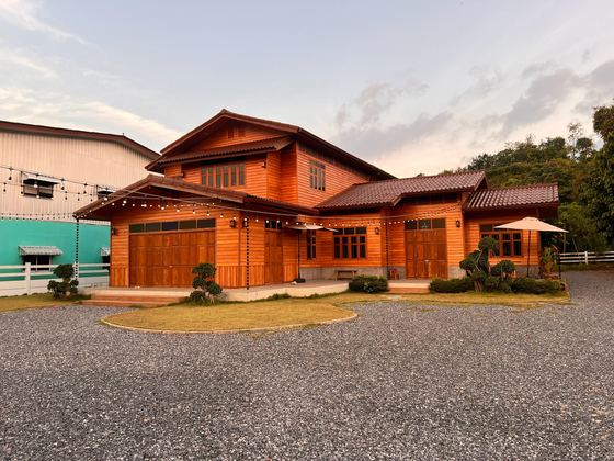 บ้านไม้ยามเย็น แสงส้มบนผนัง / The house in evening light