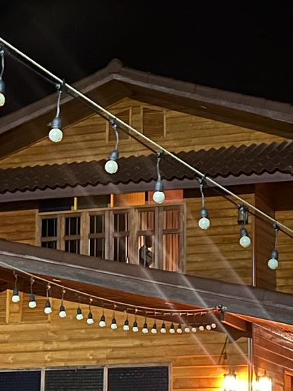 ไฟประดับหน้าบ้านตอนกลางคืน / String lights on the house at night